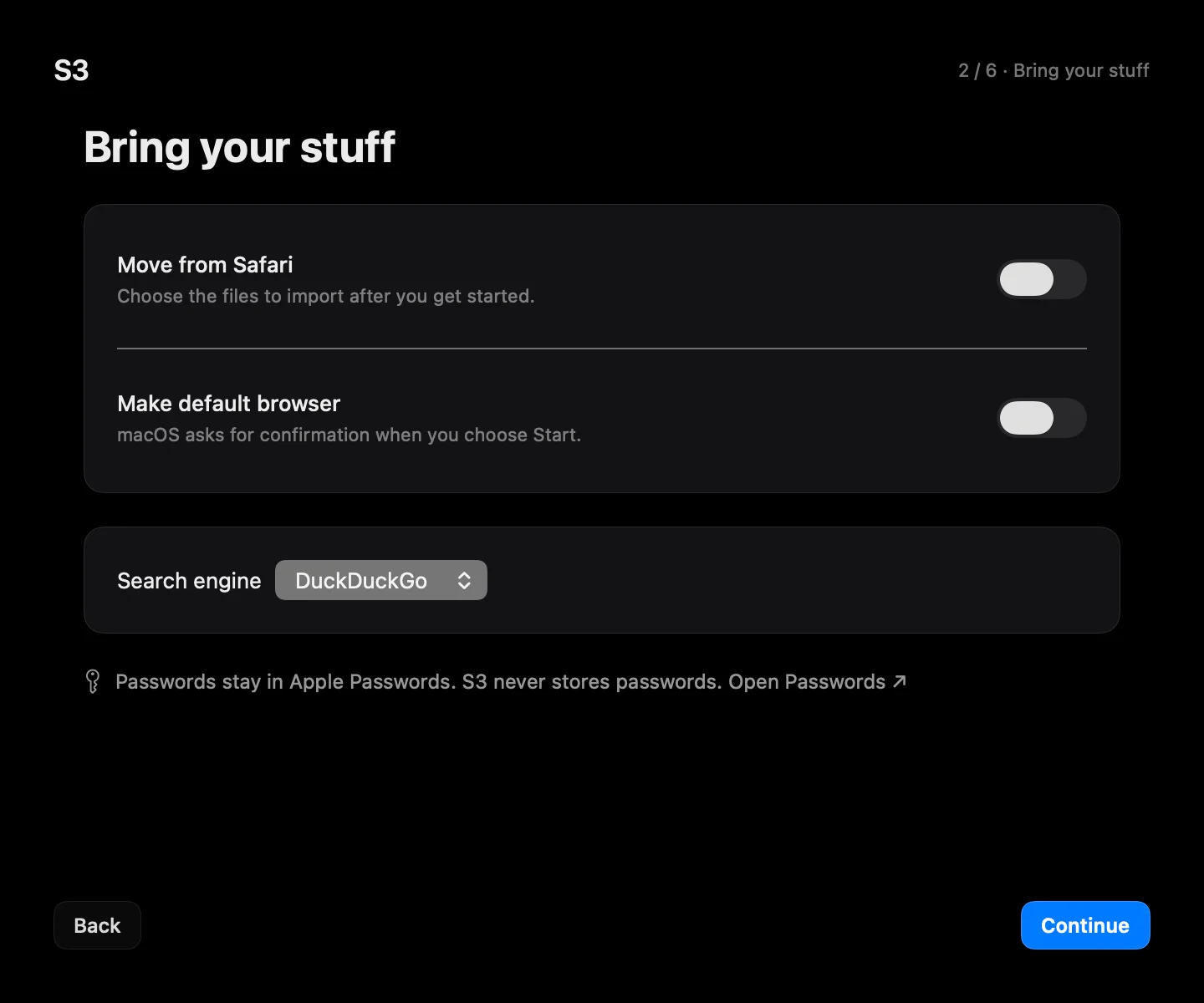 Kurulumun 6 adımdan 2.si, Bring your stuff: Safari’den taşı, varsayılan tarayıcı yap, DuckDuckGo seçili arama motoru menüsü ve parolaların Apple Parolalar’da kaldığına dair not.